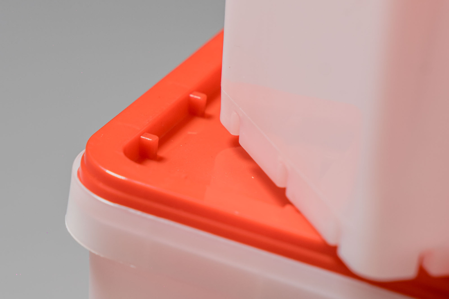 The bottom of the box is designed with grooves, while the edges of the lid feature small protruding sections. This design allows the boxes to interlock when stacked, increasing stability and reducing the risk of slipping.